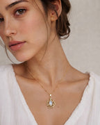 Collar "Un nuevo comienzo" en piedra natural de opalo etíope. Enchape de Oro 18k