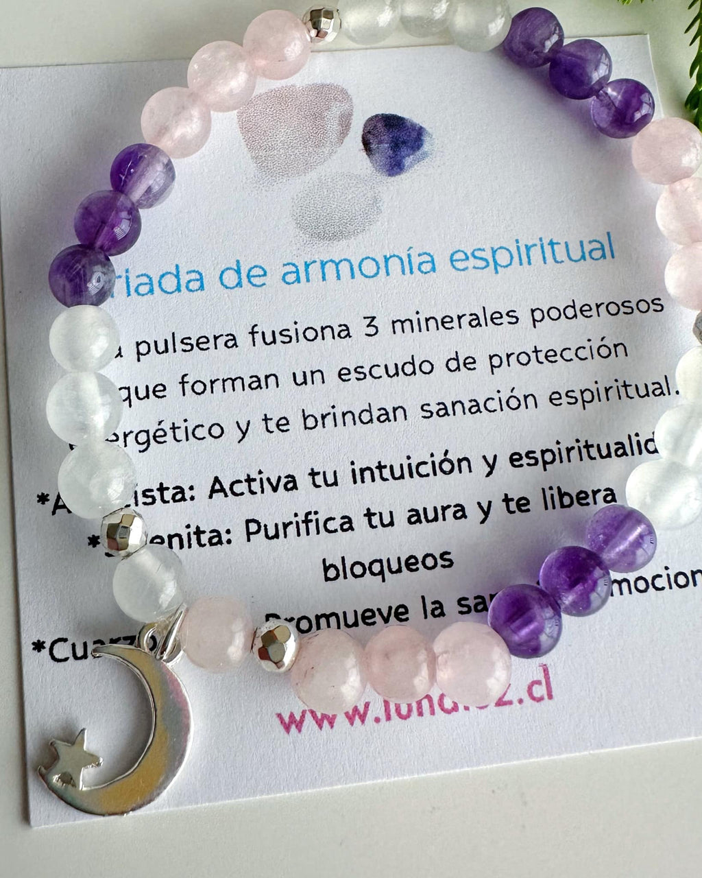 pulsera elasticada con piedras naturales (cuarzo rosa, amatista y selenita) y dije de luna con estrella