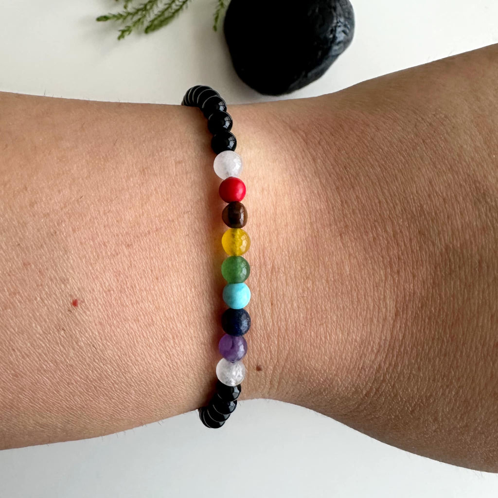 Mano de modelo con pulsera 7 chakras