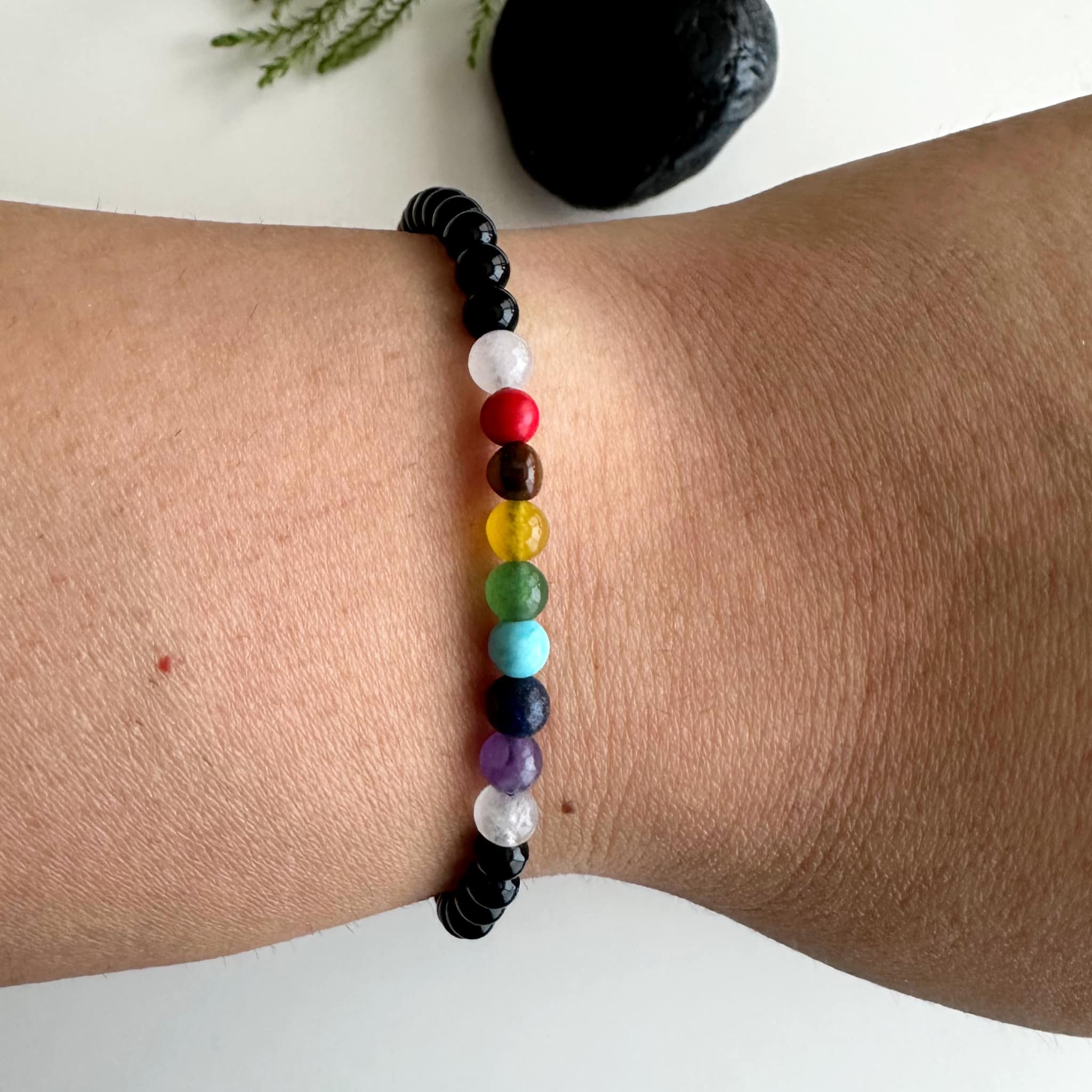 Mano de modelo con pulsera 7 chakras