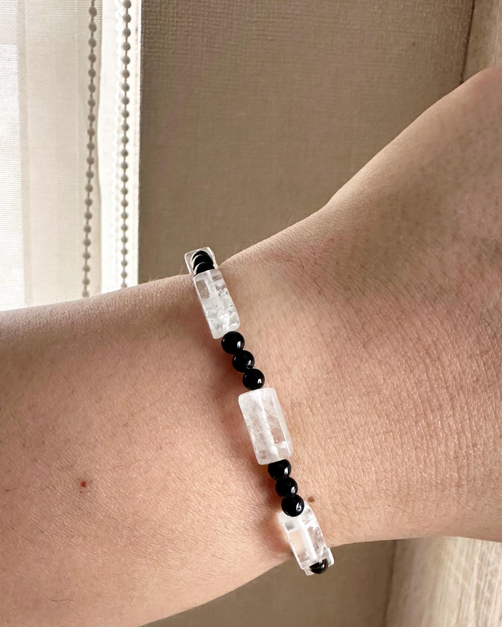 Pulsera elasticada de cuarzos y turmalina negra