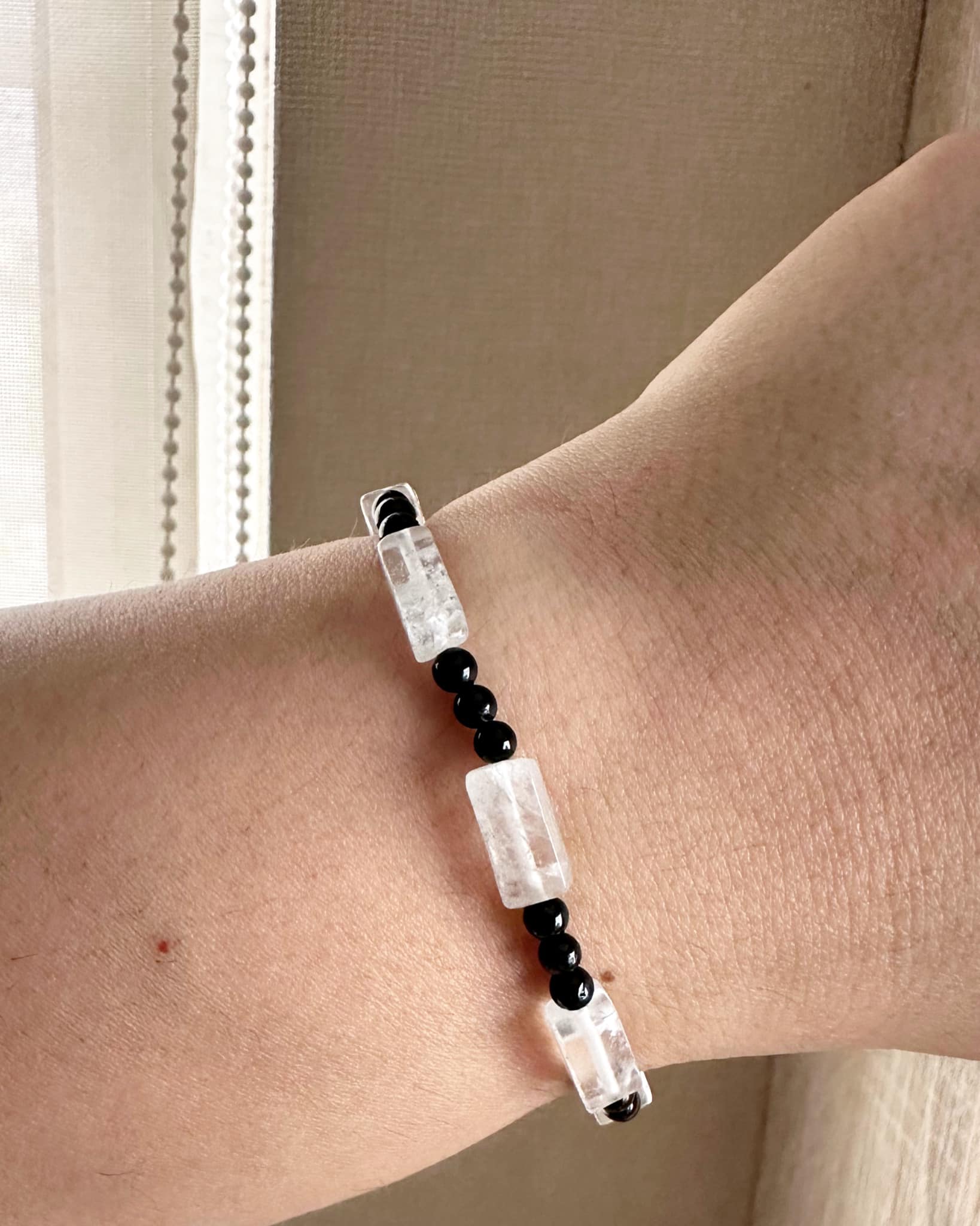 Pulsera elasticada de cuarzos y turmalina negra