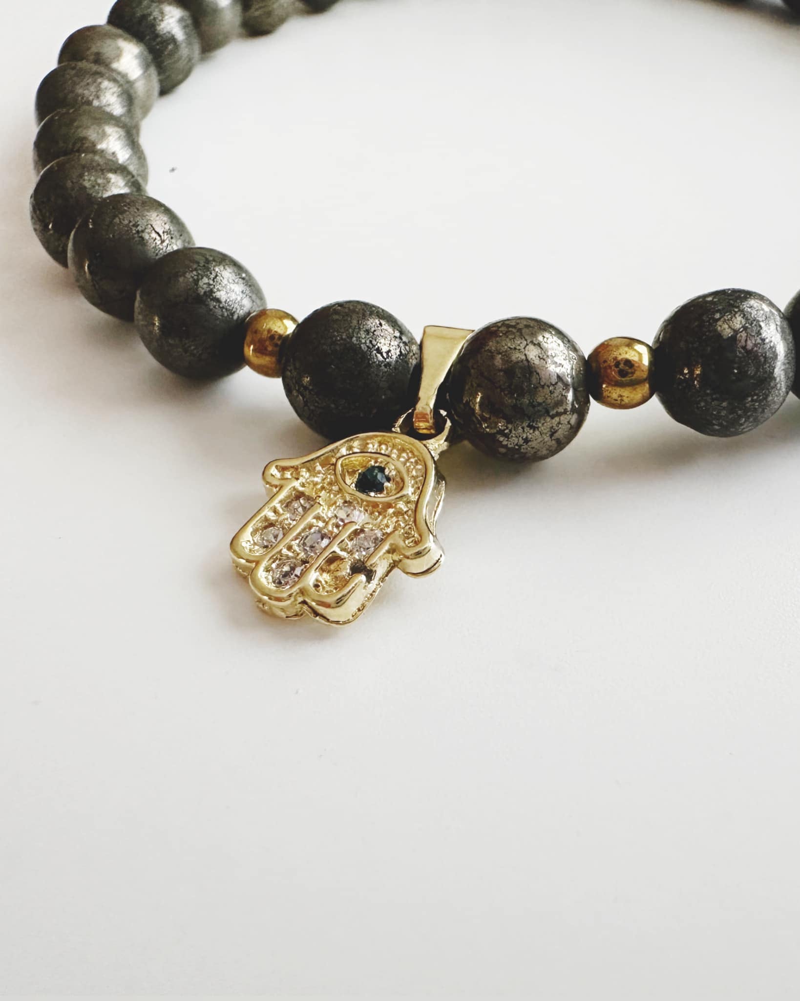 pulsera para mujer en piedra pirita con colgante mano de fatima 