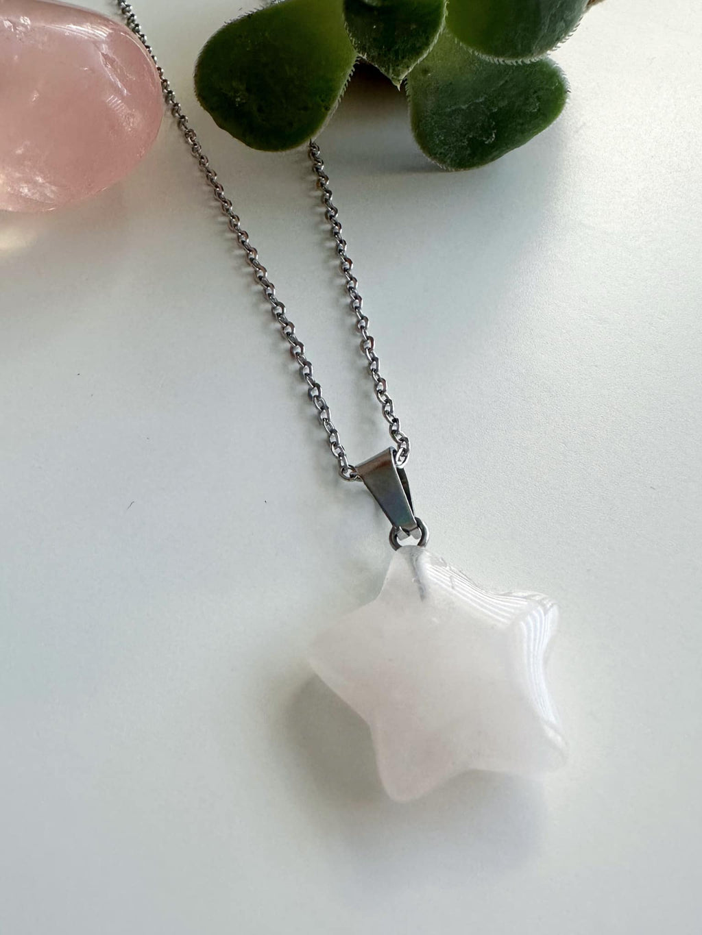 collar de acero con piedra forma de estrella cuarzo rosa