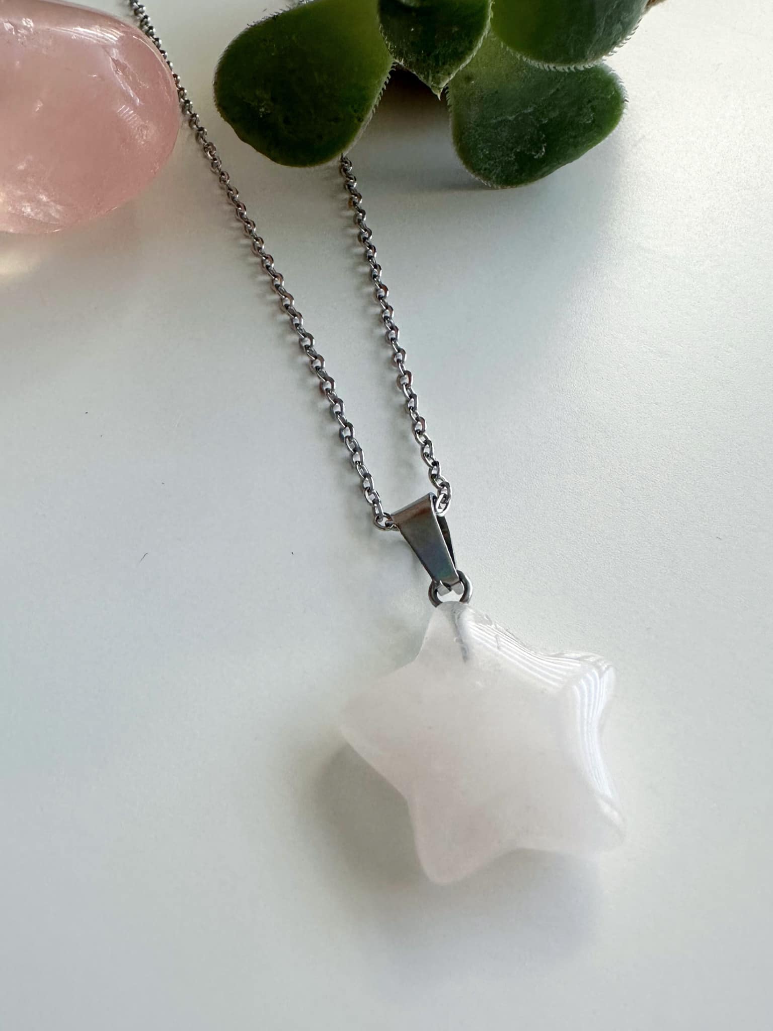 collar de acero con piedra forma de estrella cuarzo rosa