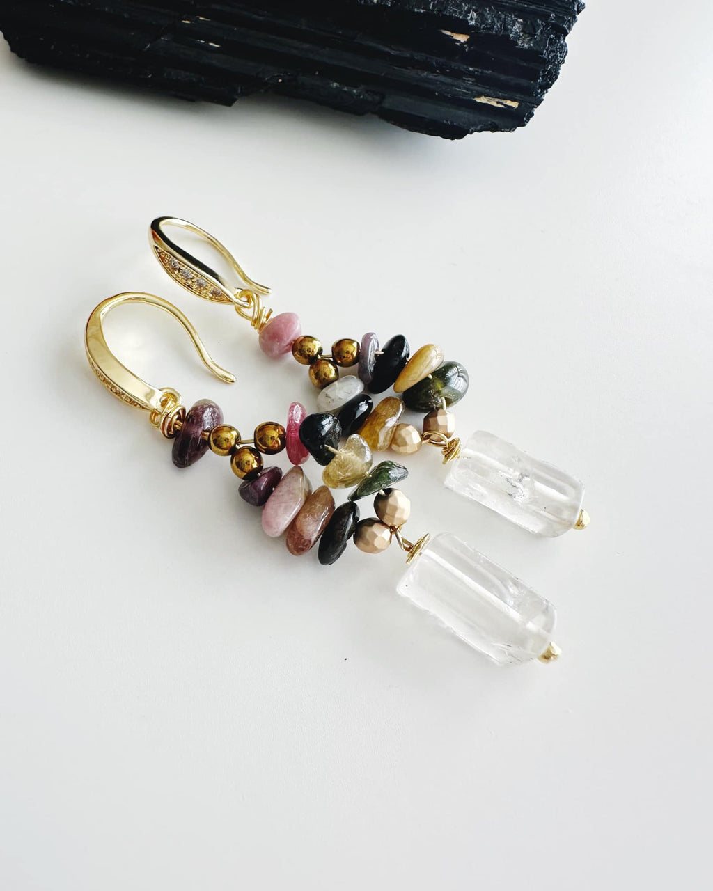 Aros bañados en oro de turmalina multicolor y cuarzo cristal