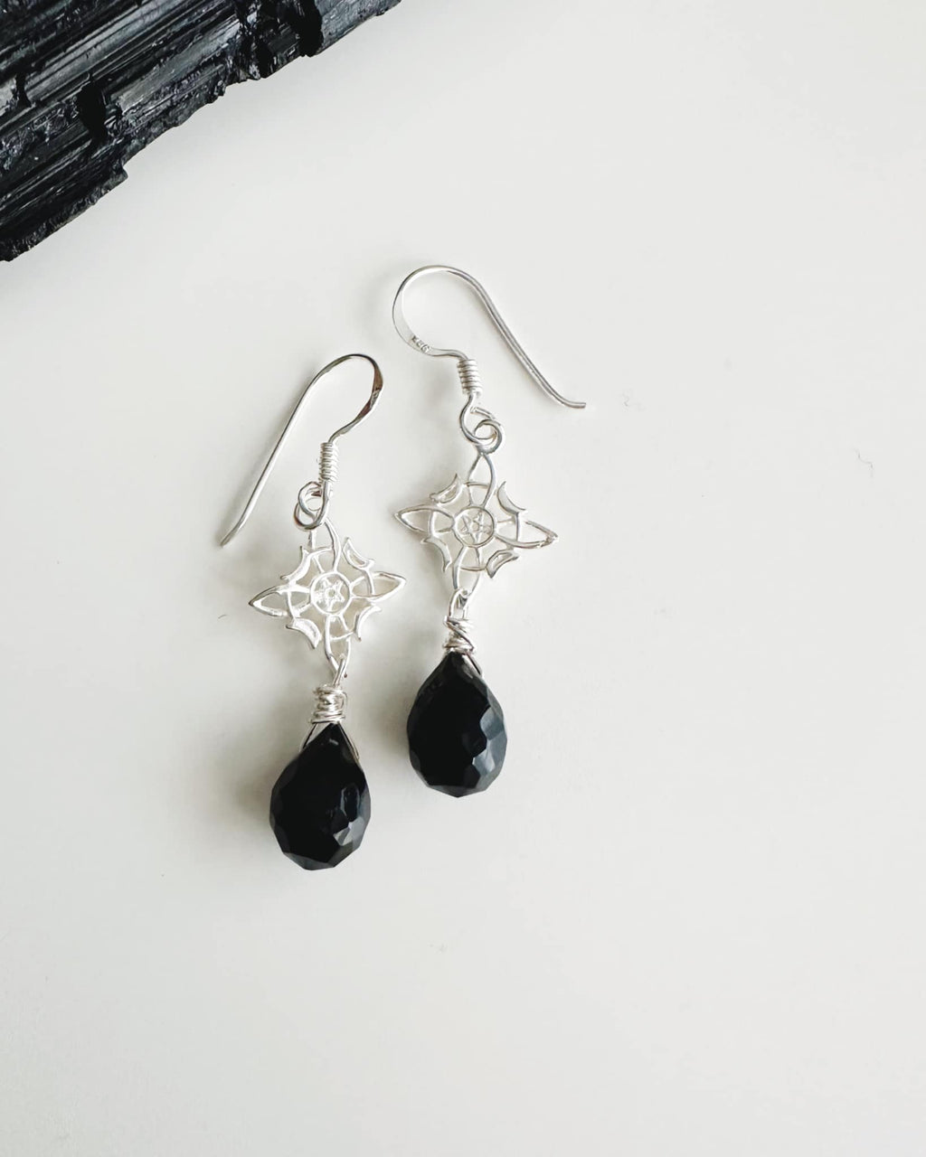 aros nudo de bruja y piedras de onix negro