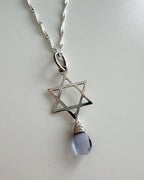 collar de mujer en plata 925 que lleva un colgante con la estrella de david acompañado de una piedra amatista