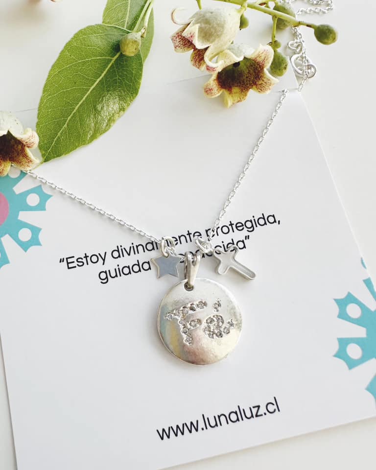 cadena bañada en plata que simboliza la fe en dios, viene con una tarjeta con un texto especial y emotivo