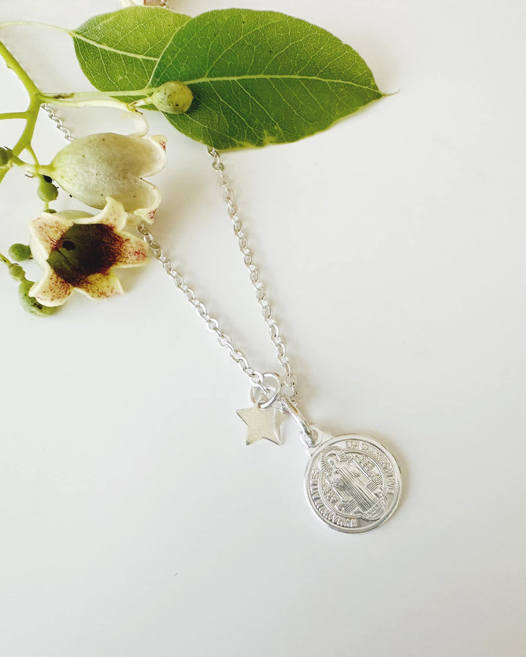 cadena mujer san benito protector, con estrella, idela oara regalos de primera comunion