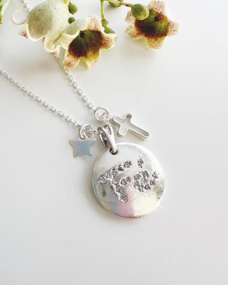 Collar "Fé en Dios" con medalla de fe en circones y cruz de cristo. Incluye mensaje especial y packing para regalo