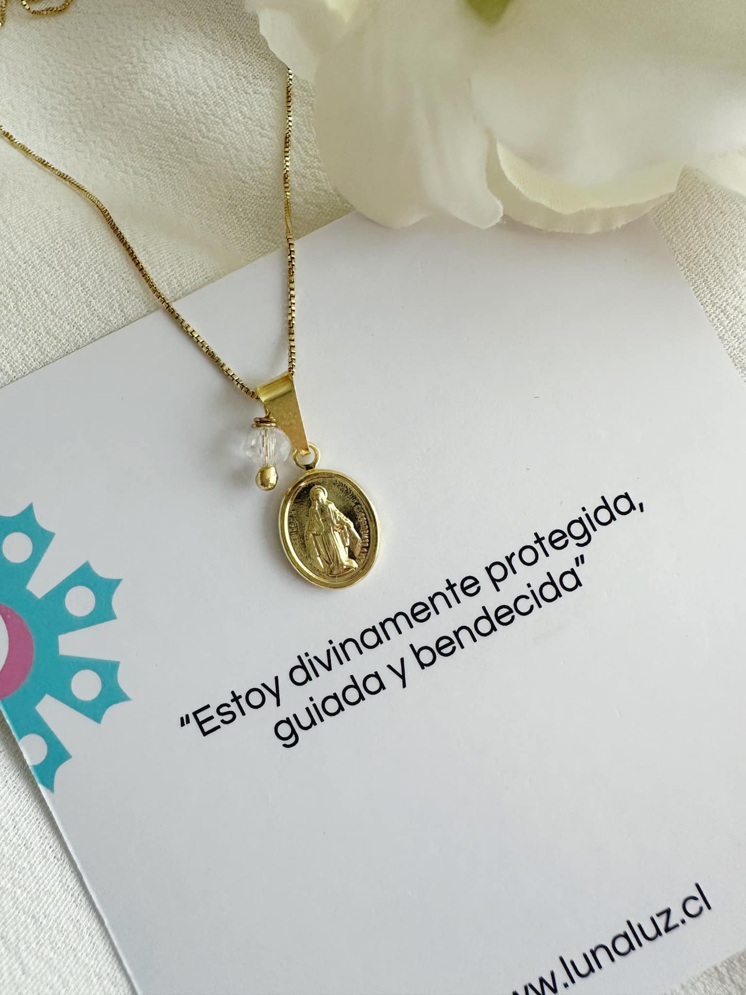 Collar Virgen de los rayos y punto de luz . Incluye mensaje especial y packing para regalo