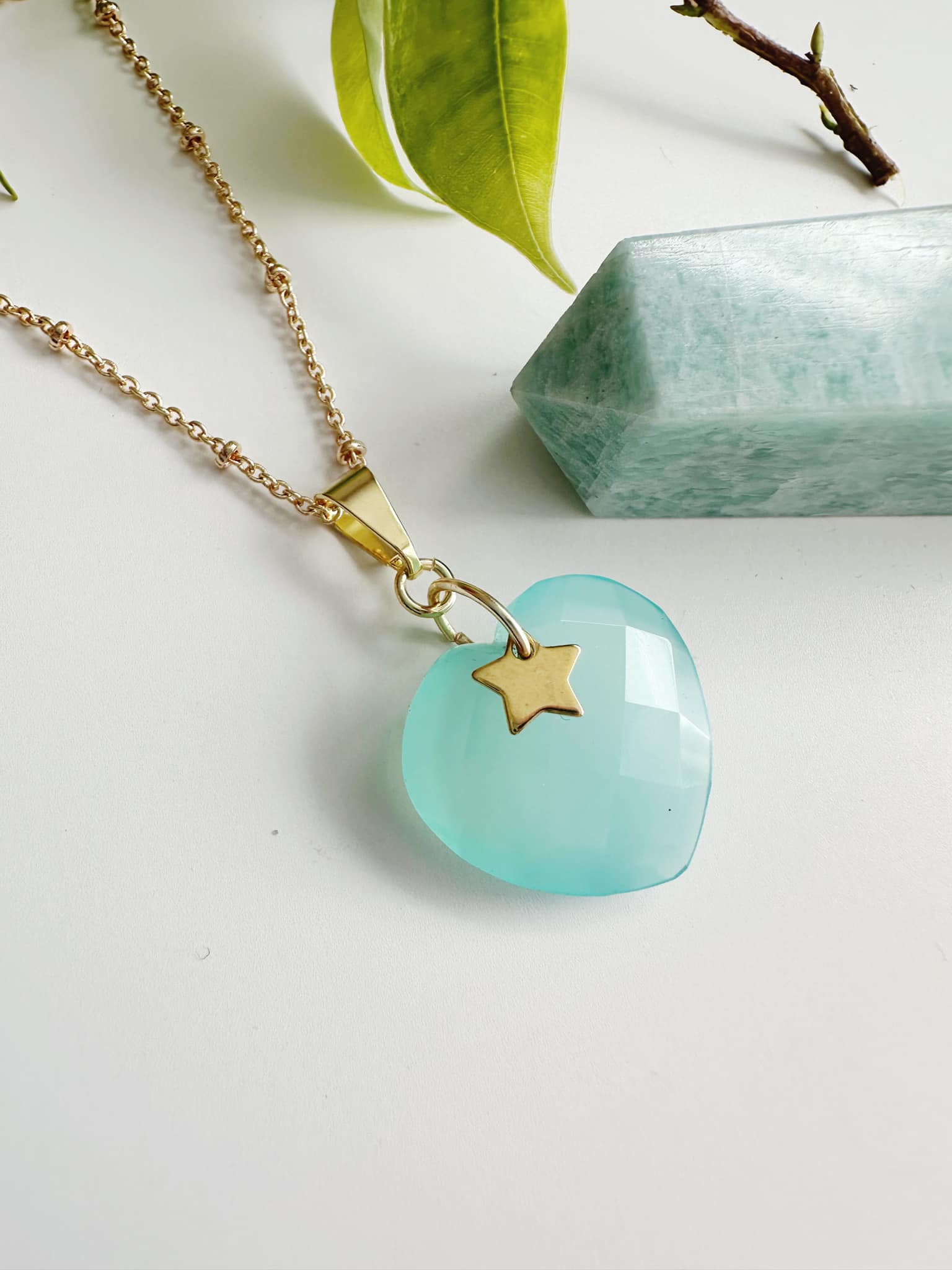 collar amuleto con piedra de corazon y estrella en piedra calcedonia celeste
