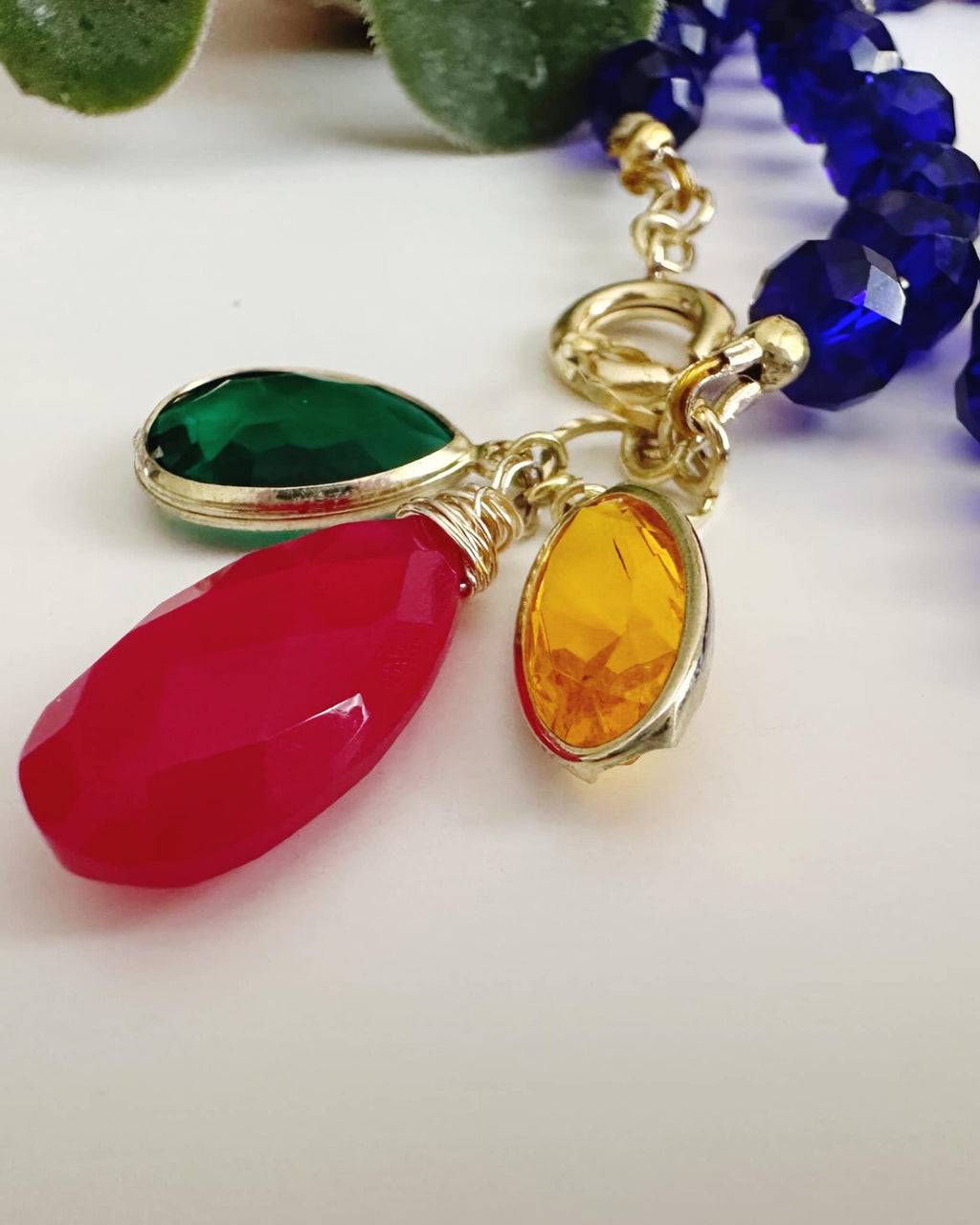 colgante de tonos vibrantes 