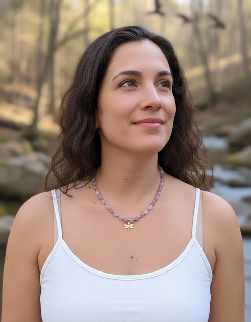 mujer con collar corto de libelula y pieras amatista 