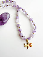 collar de piedras amatista con colgante de libelula