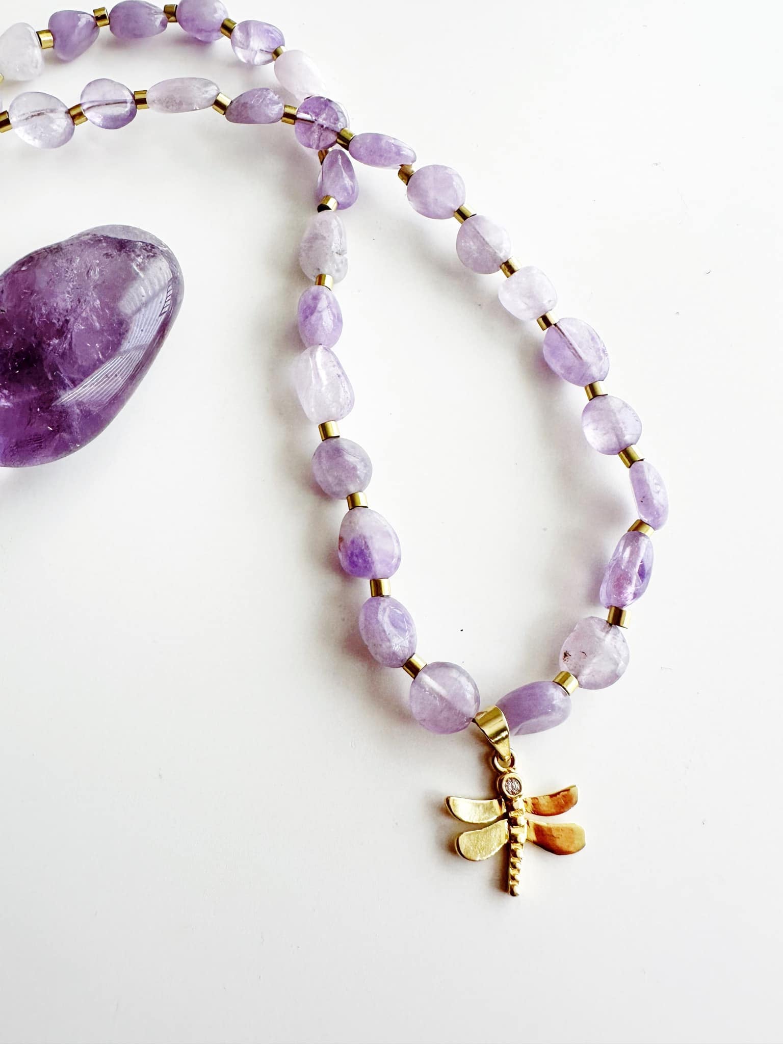 collar de piedras amatista con colgante de libelula