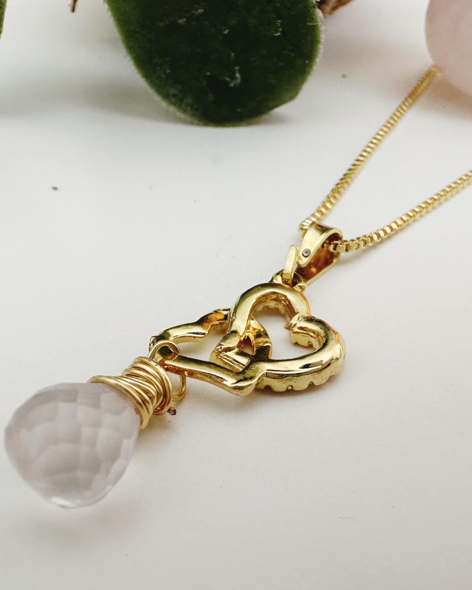 joyas gota de cuarzo en corazones doble, baño de oro 18k