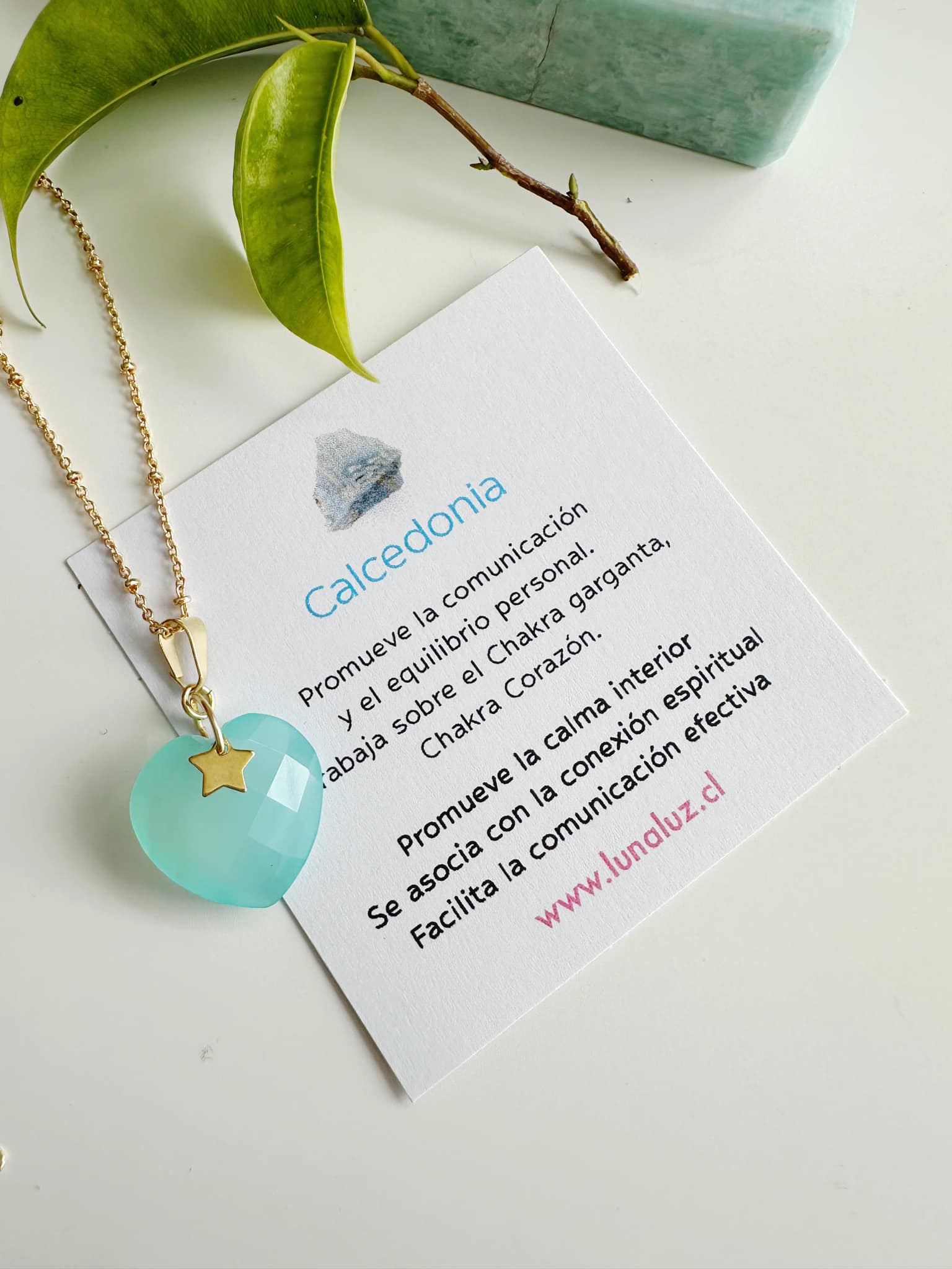 collar baño de oro y piedra natural con forma de corazon y tarjeta con significado de la calcedonia
