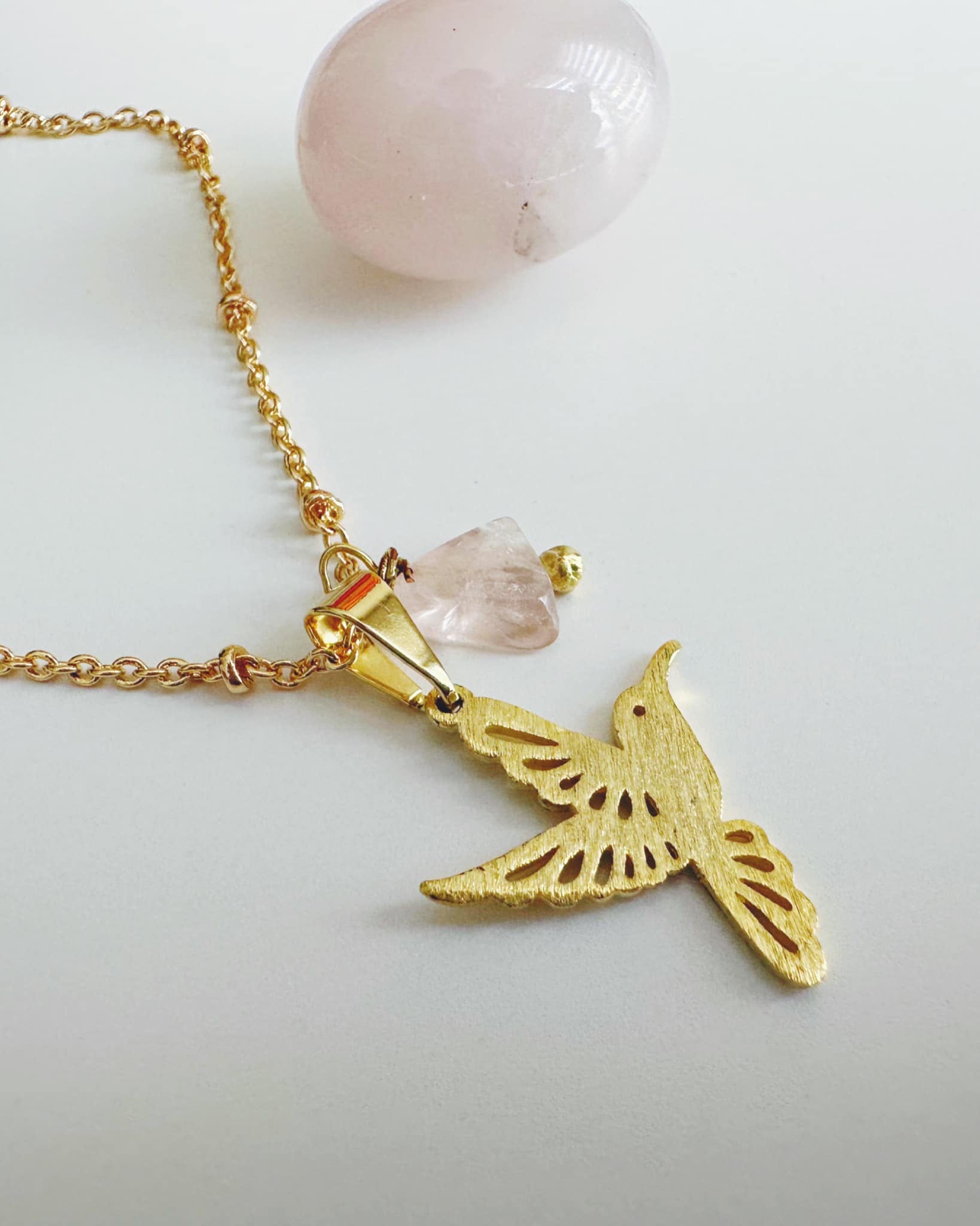 collar colibri baño de oro 18k con piedra cuarzo rosa 