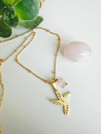 collar de cadena fina y elegante baño de oro 18k con colibri y piedra cuarzo rosa