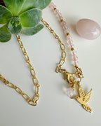 collar mitad cadena y mitad piedras pequeñas de  cuarzo rosa. lleva un colgante de colibri con gota de piedra cuarzo rosa.