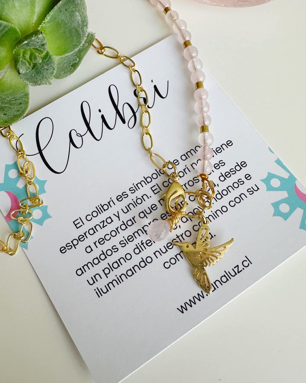 collar de piedras cuarzo rosa pequeñas en alambrismo, mitad cadena  baño de oro 18k y colibri con gota de piedra cuarzo rosa