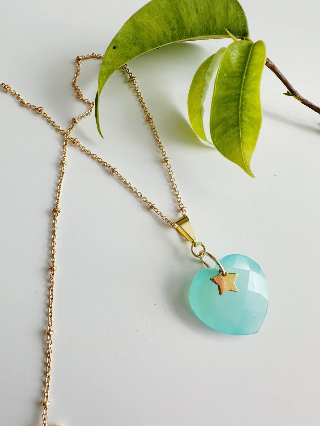 joya collar baño de oro 18k mujer con corazon calcedonia celeste con estrella
