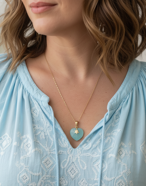 collar baño de oro y piedra de corazon en piedra calcedonia