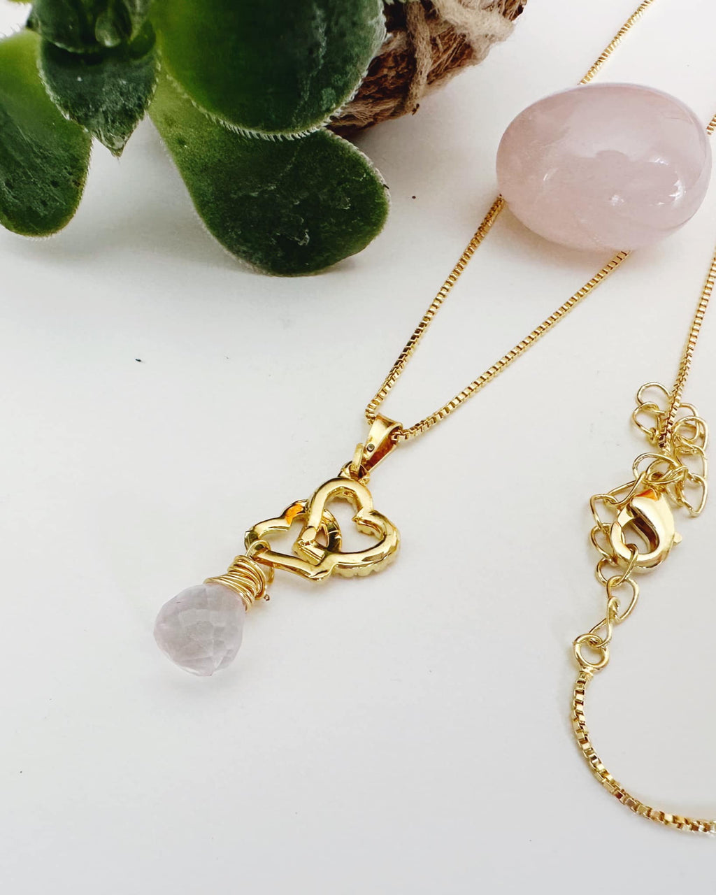 joya mujer collar baño de oro 18k, cadena fina con 2 corazones y piedra de cuarzo rosa