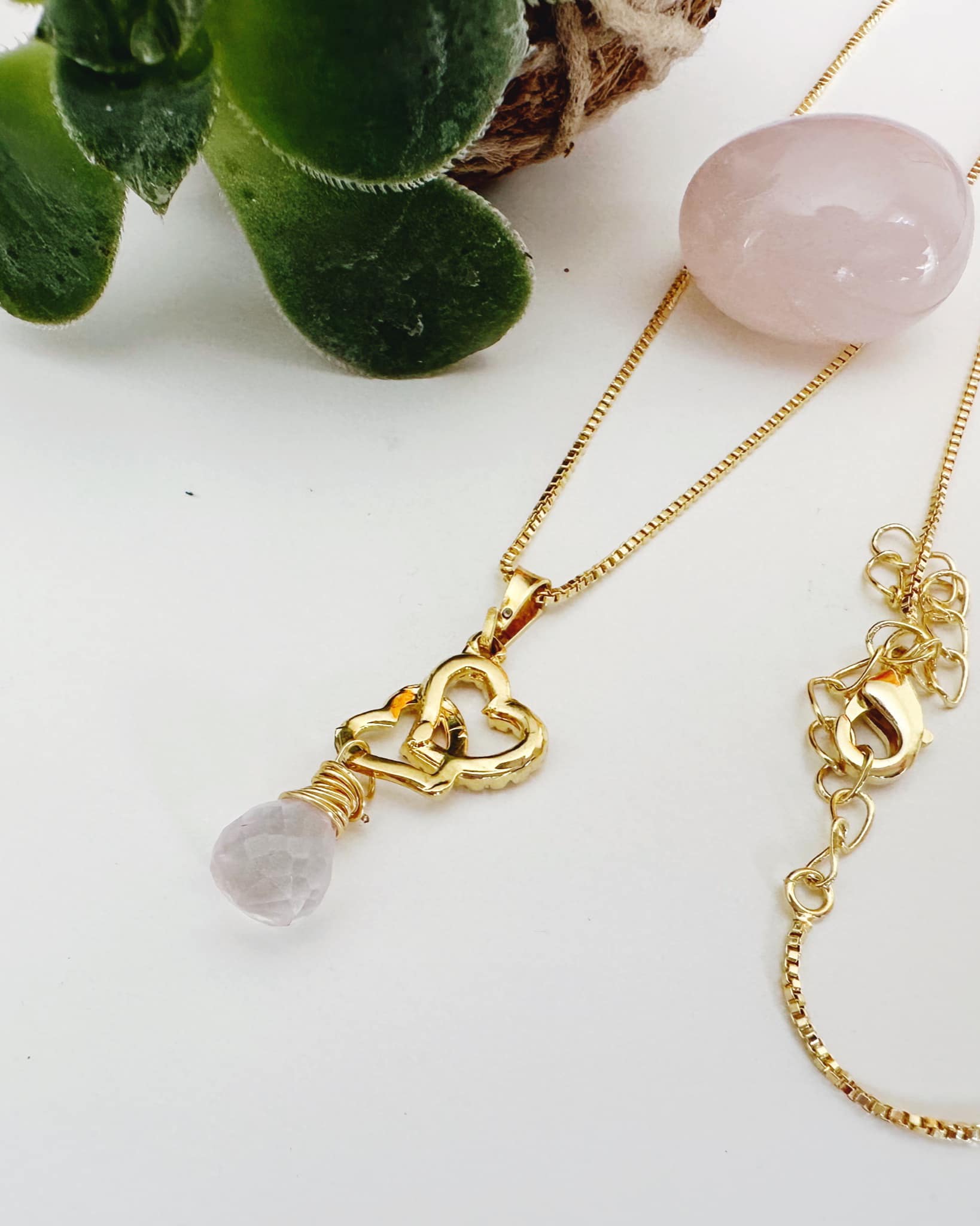 joya mujer collar baño de oro 18k, cadena fina con 2 corazones y piedra de cuarzo rosa