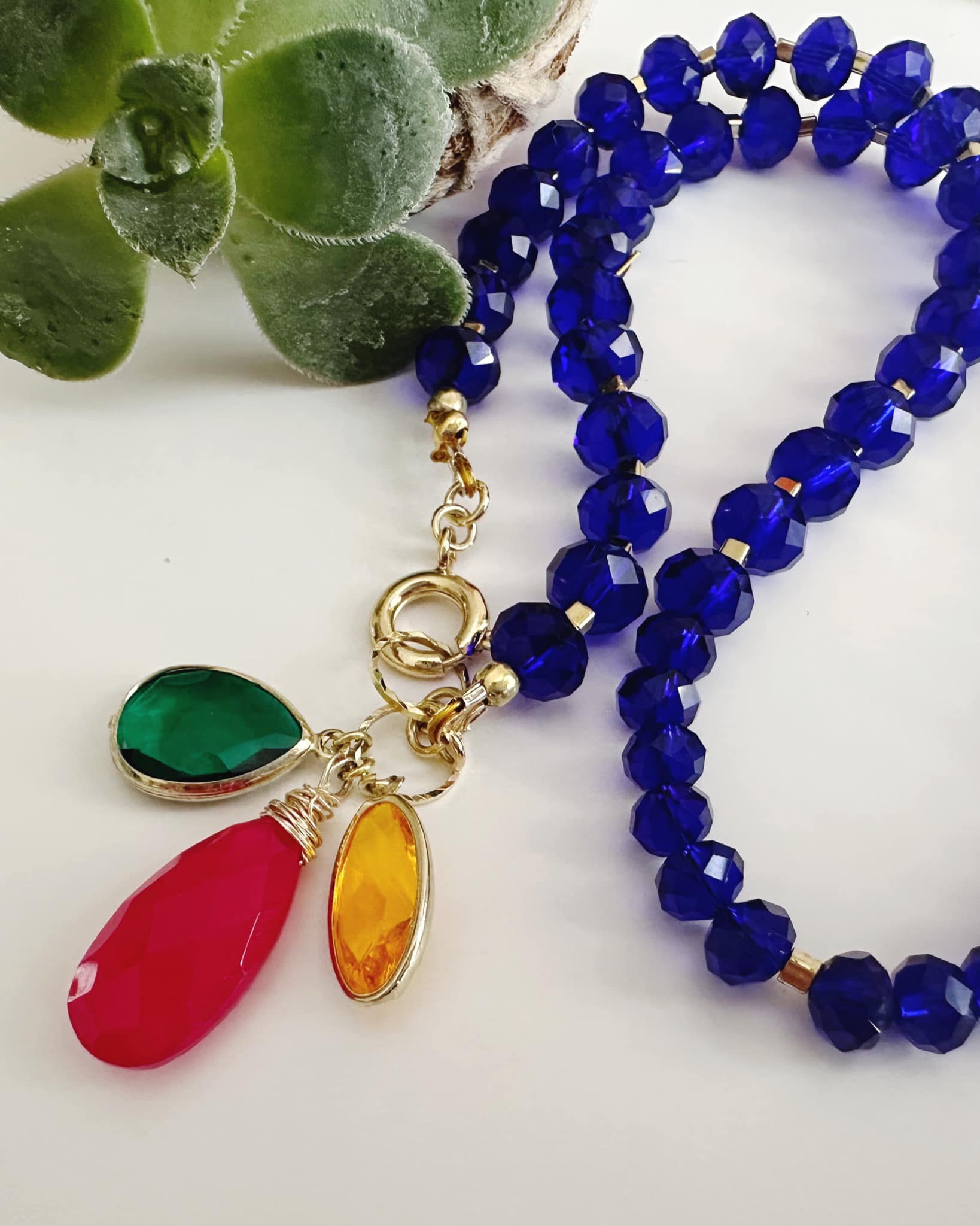 collar corto mujer con cristales azules y piedras coloridas