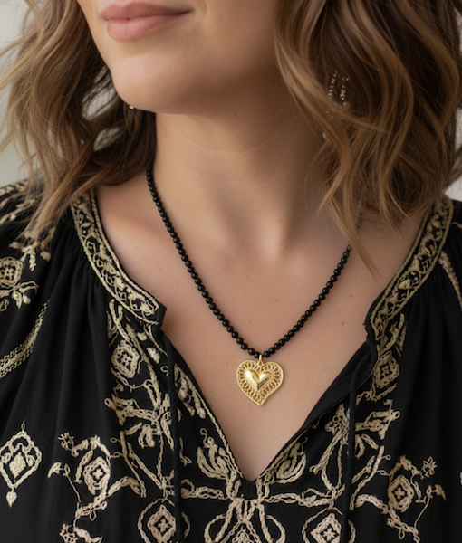 Collar “Encanto” tejido en cristales negros. Incluye Packing para regalo