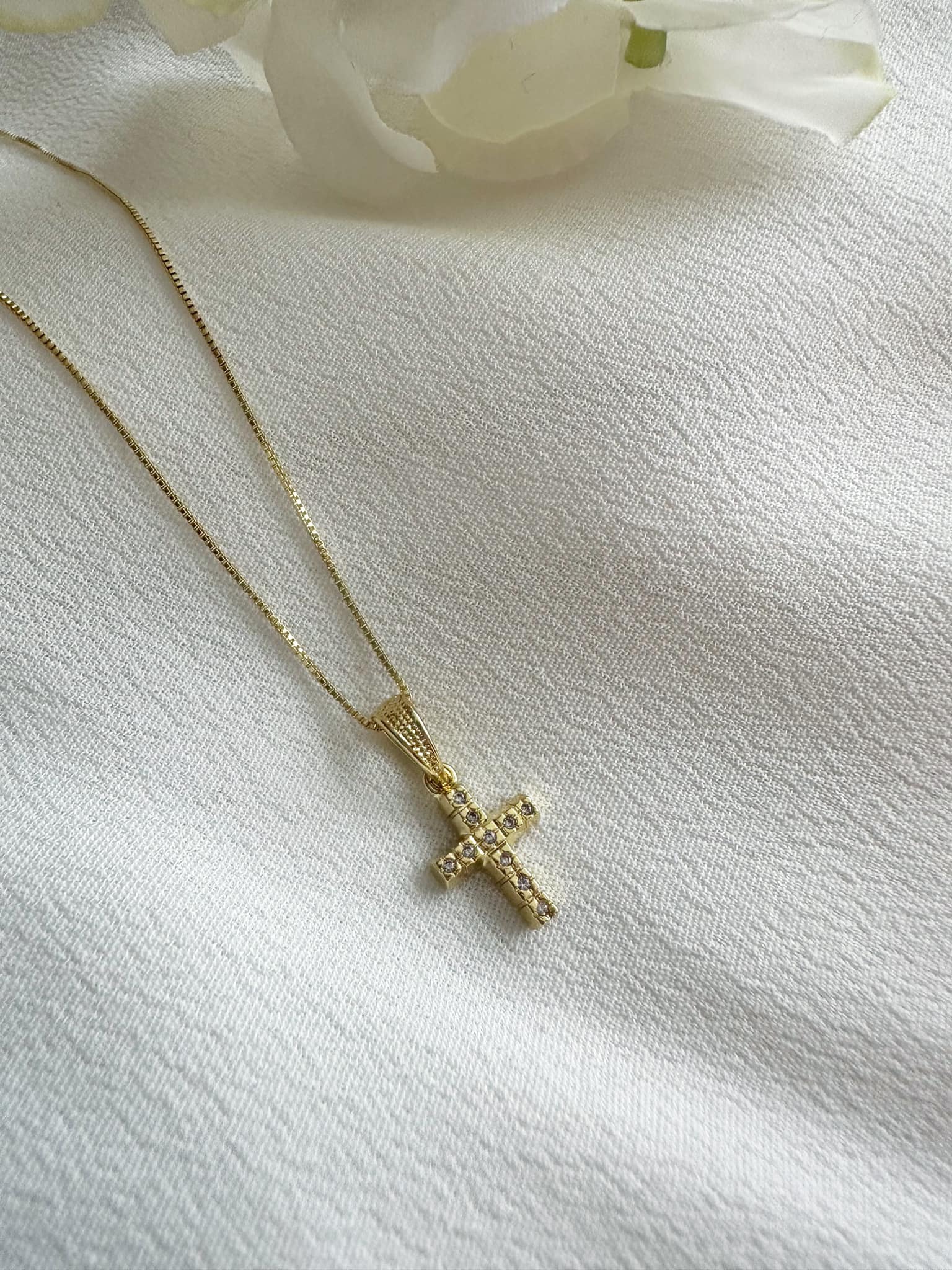 collar bañado en oro corto con una cruz en varios circones