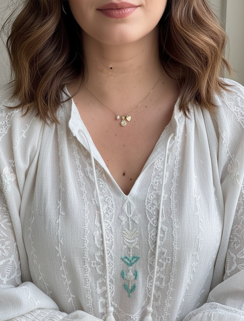 Collar cruz de Cristo en circones y perlita natural. Incluye mensaje especial y packing para regalo