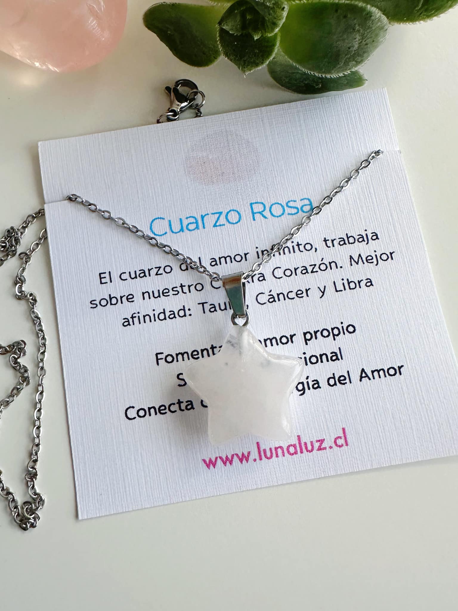 collar de acero con estrella de cuarzo rosa sobre el significado de la piedra cuarzo rosa