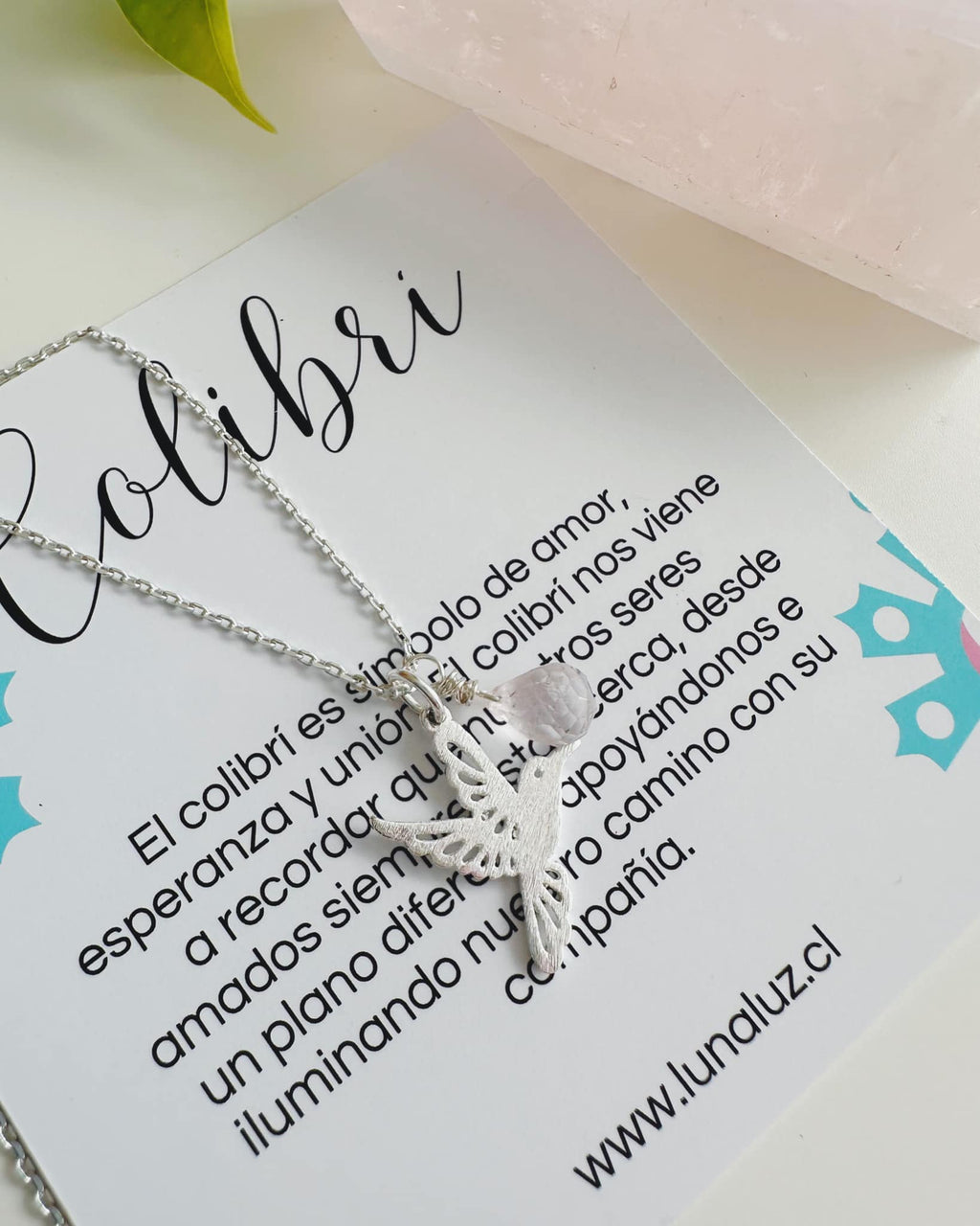 collar sobre tarjeta de regalo con el significado del colibri