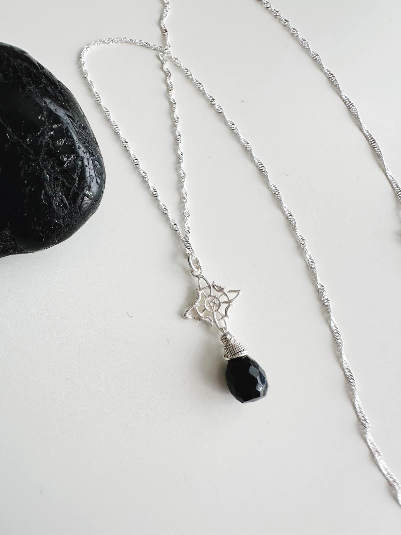 collar de mujer en plata 925 nudo de brujas y piedra natural