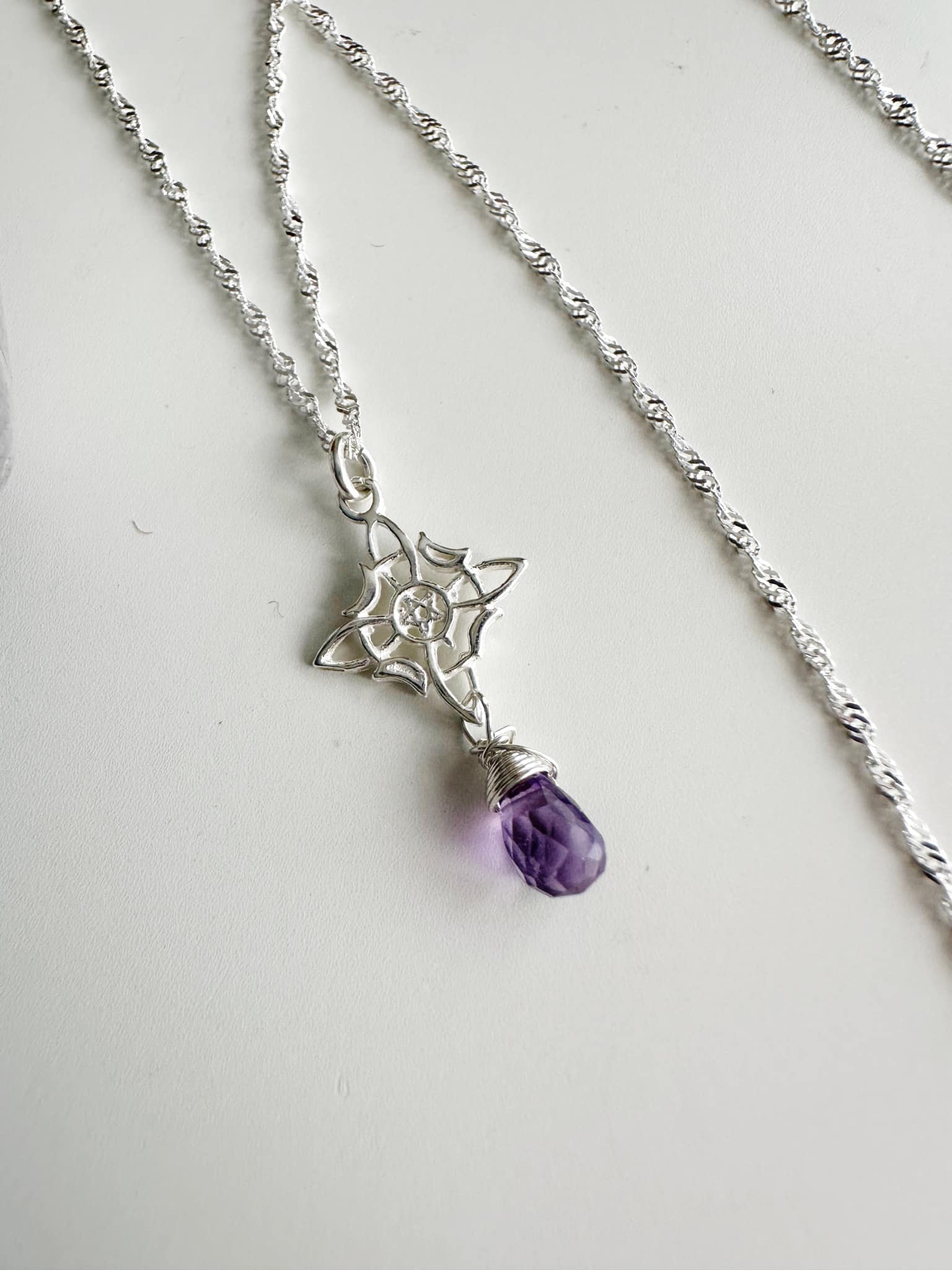 collar de plata nudo de bruja en piedra amatista