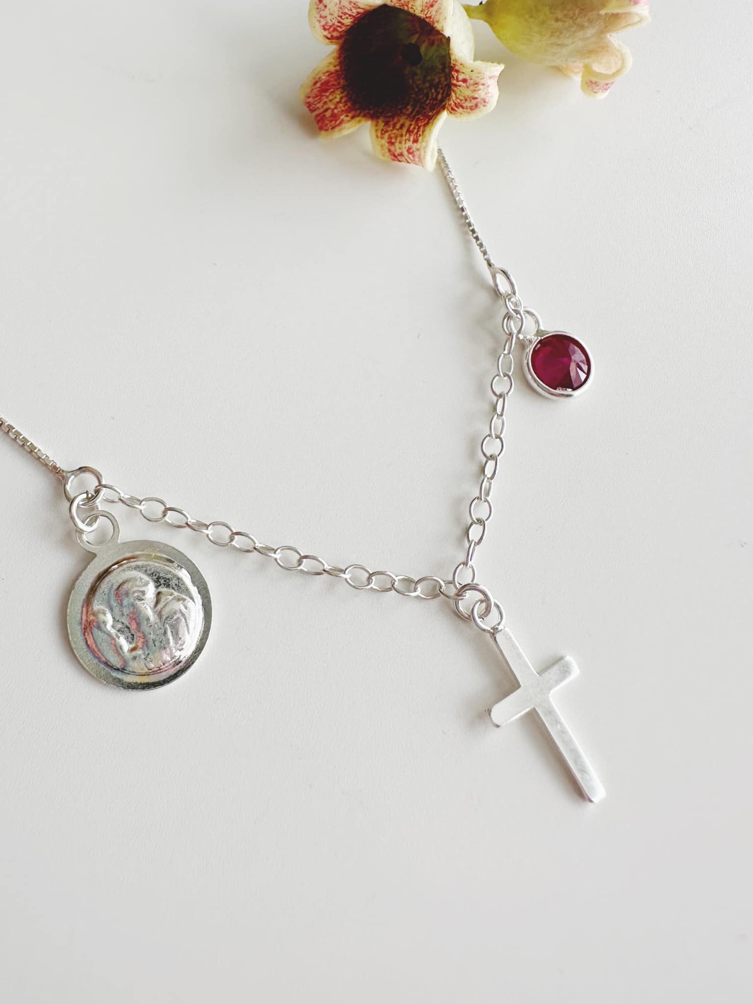 collar de proteccion con san benito, cruz de cristo y punto de luz rojo