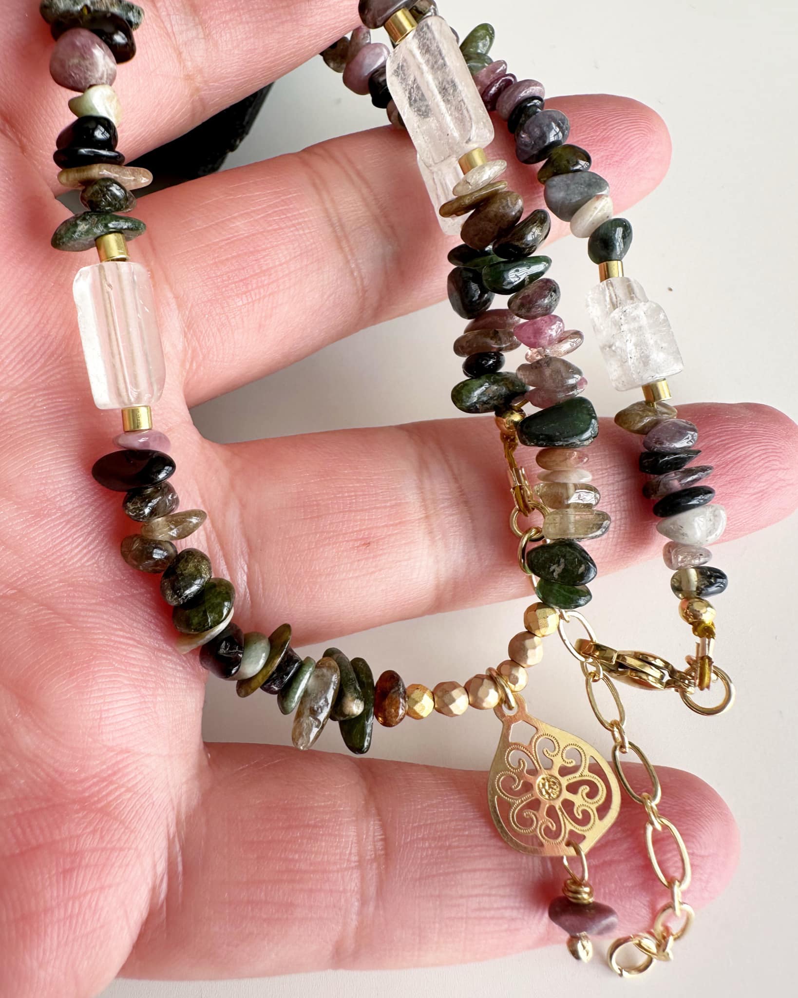 collar de piedras turmalinas y piedras de cuarzo