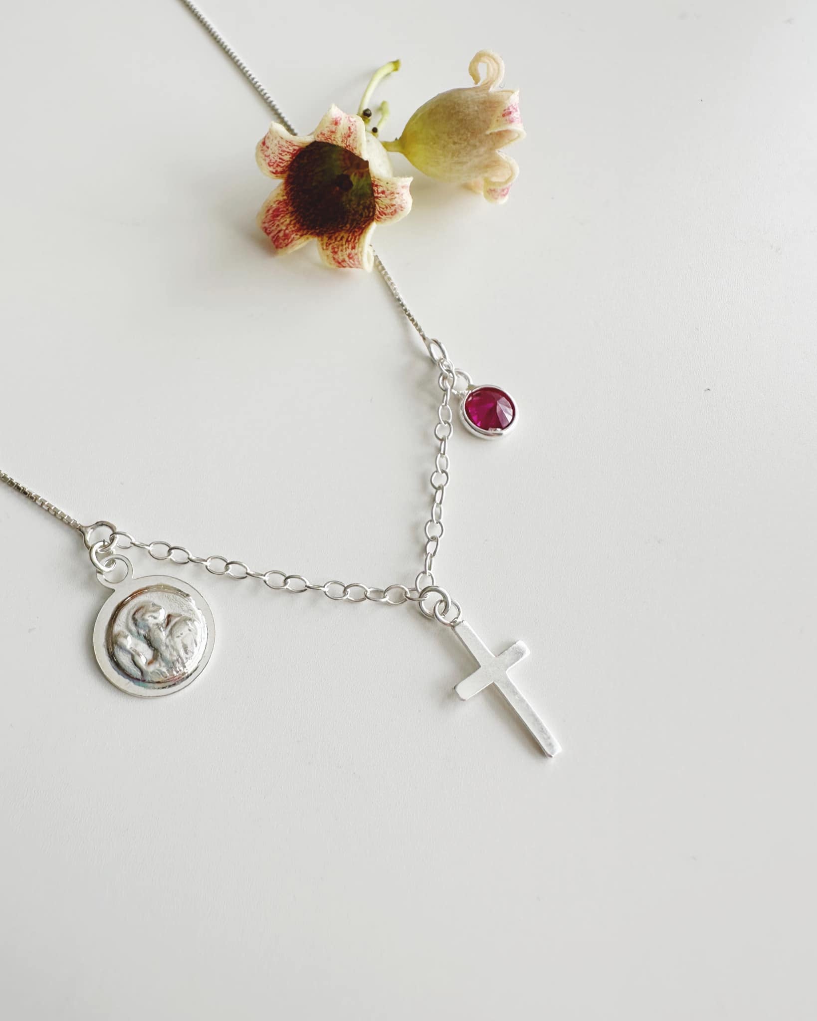 collar de mujer corto con san benito y cruz de cristo