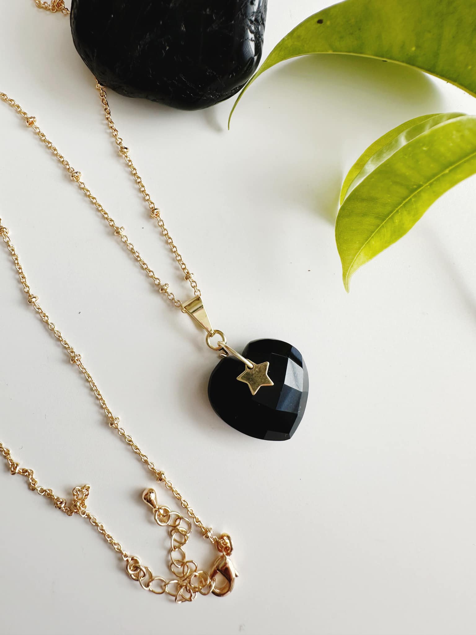 collar cadena fina con corazon de onix negro y estrella bañada en oro