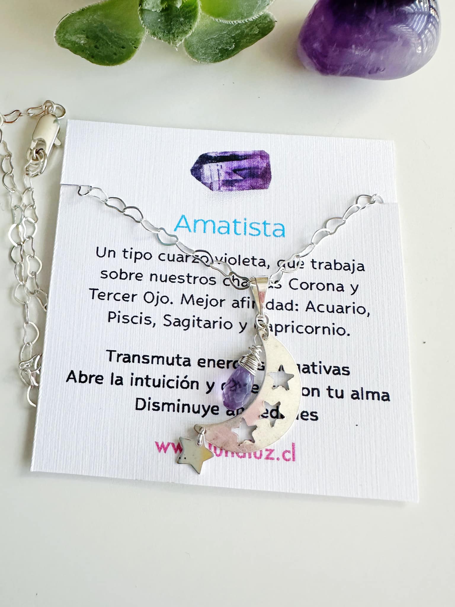 collar plata luna, estrellas y piedra amatista sobre tarjeta con el significado de la piedra