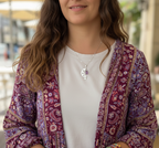 mujer con collar de luna y estrellas en piedra amatista