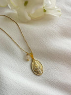 Collar de mujer con medalla de san francisco de asis, baño de oro