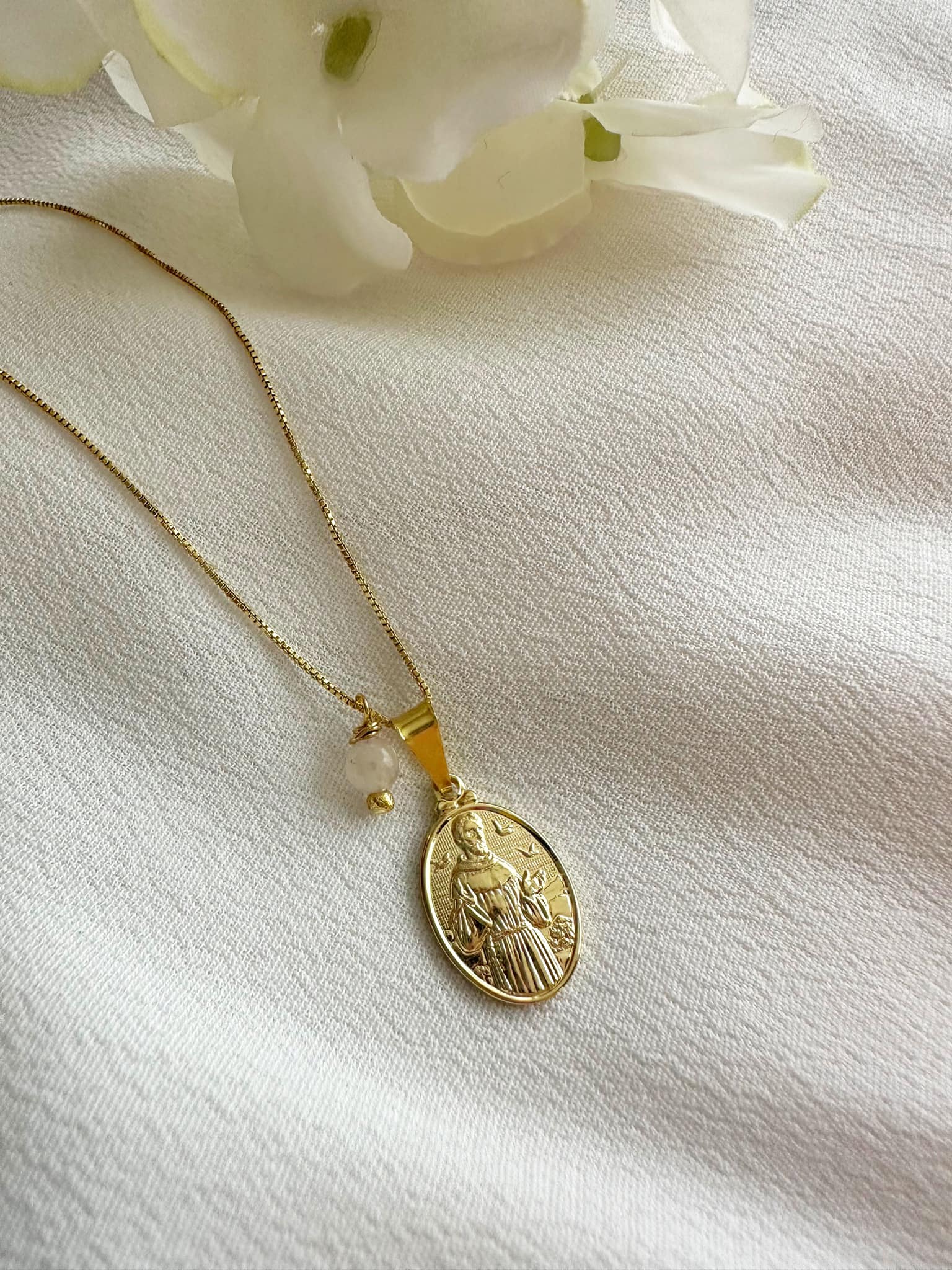 Collar de mujer con medalla de san francisco de asis, baño de oro