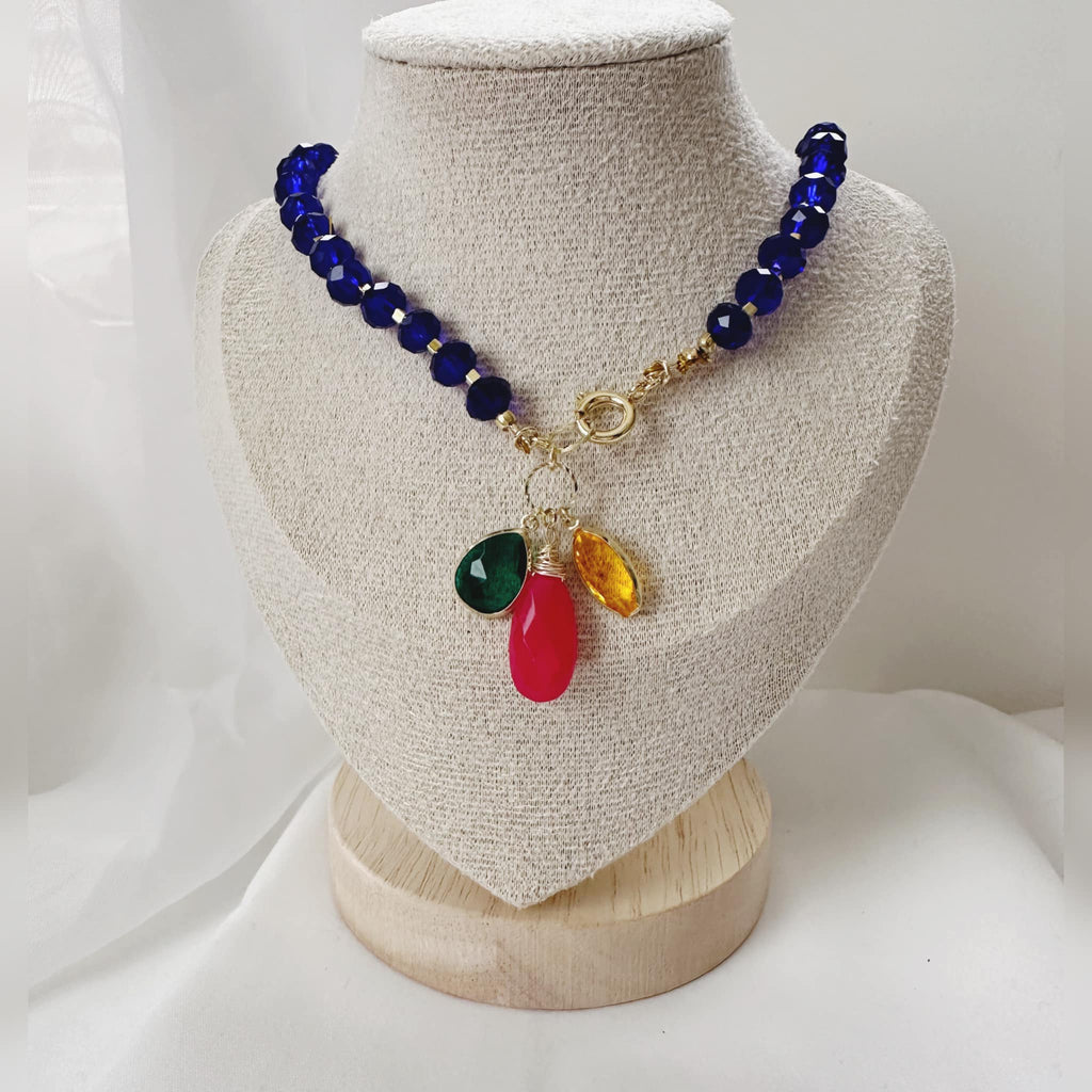 collar de mujer bañado en oro 18k con piedras de colores y cristales azulados