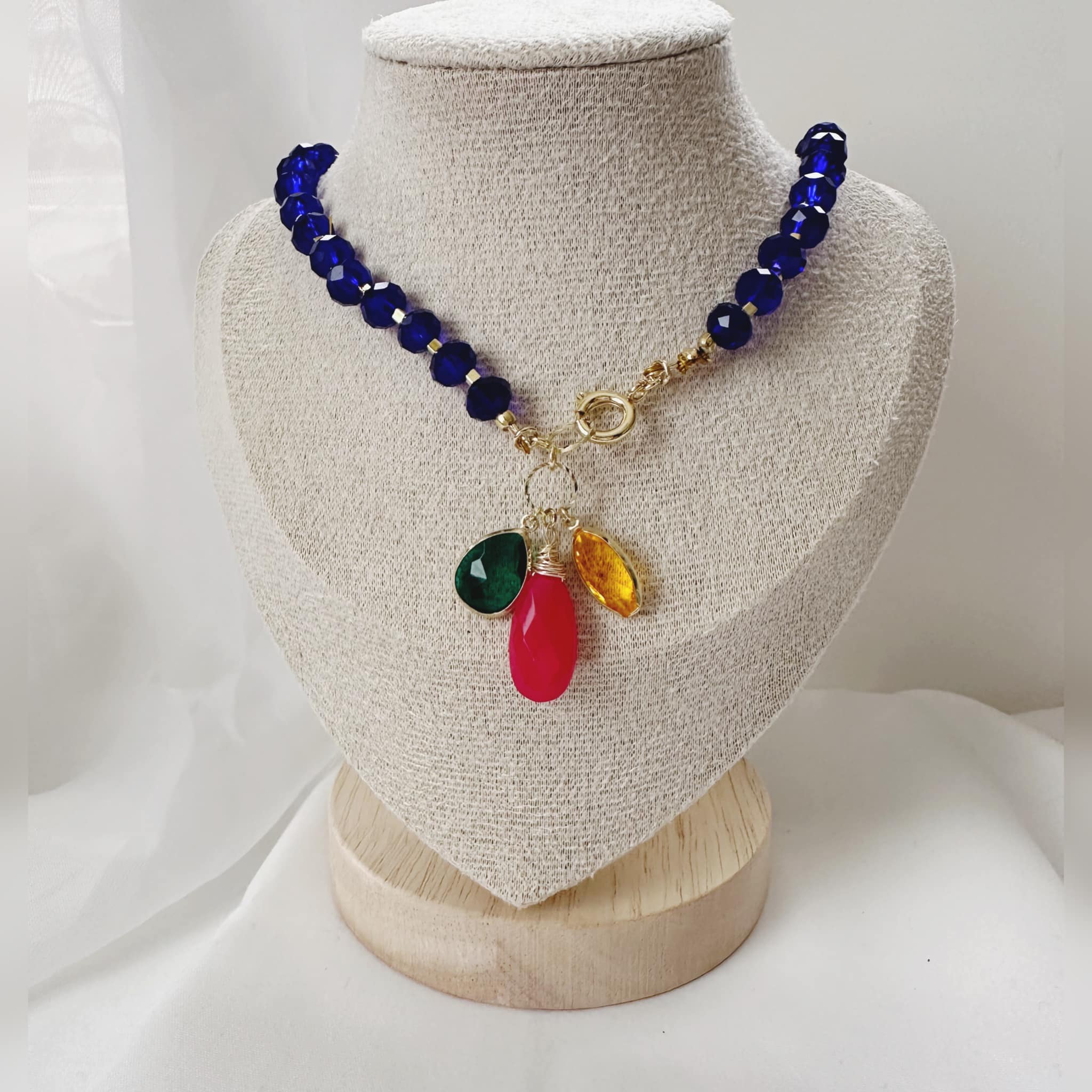 collar de mujer bañado en oro 18k con piedras de colores y cristales azulados