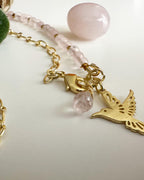 collar de cerca en piedras cuarzo rosa pequeñas con alambrismo y la mitad de cadena con dije de colibri 